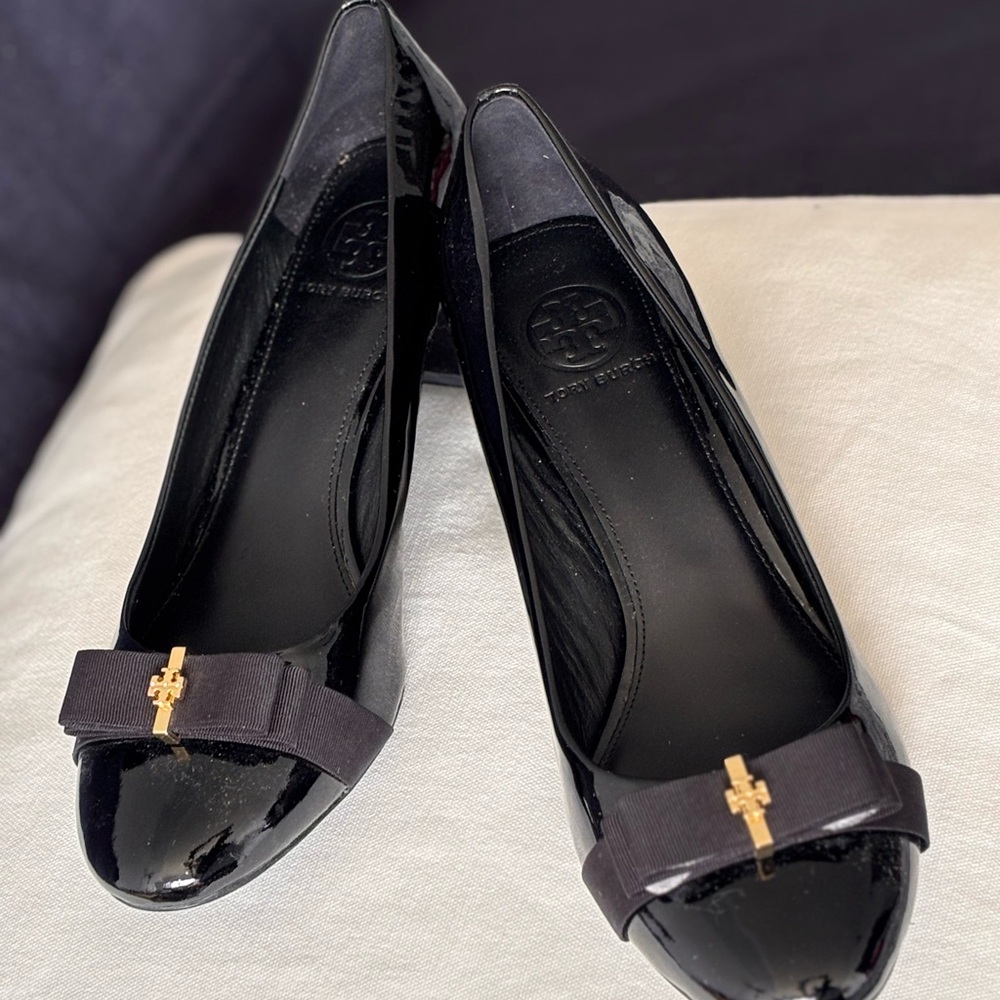Tory Burch Black and Gold Heels with Elegant Design